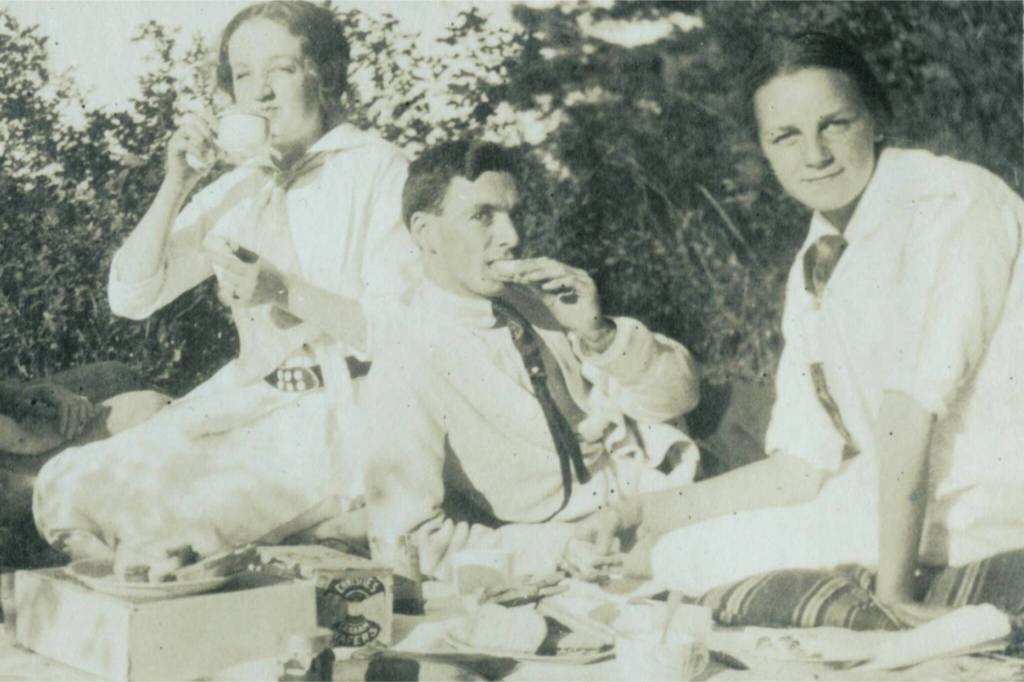 Picnic on the Gorge, July 5, 1914. (Photo sourced from Saanich Archives Community Cookbook)